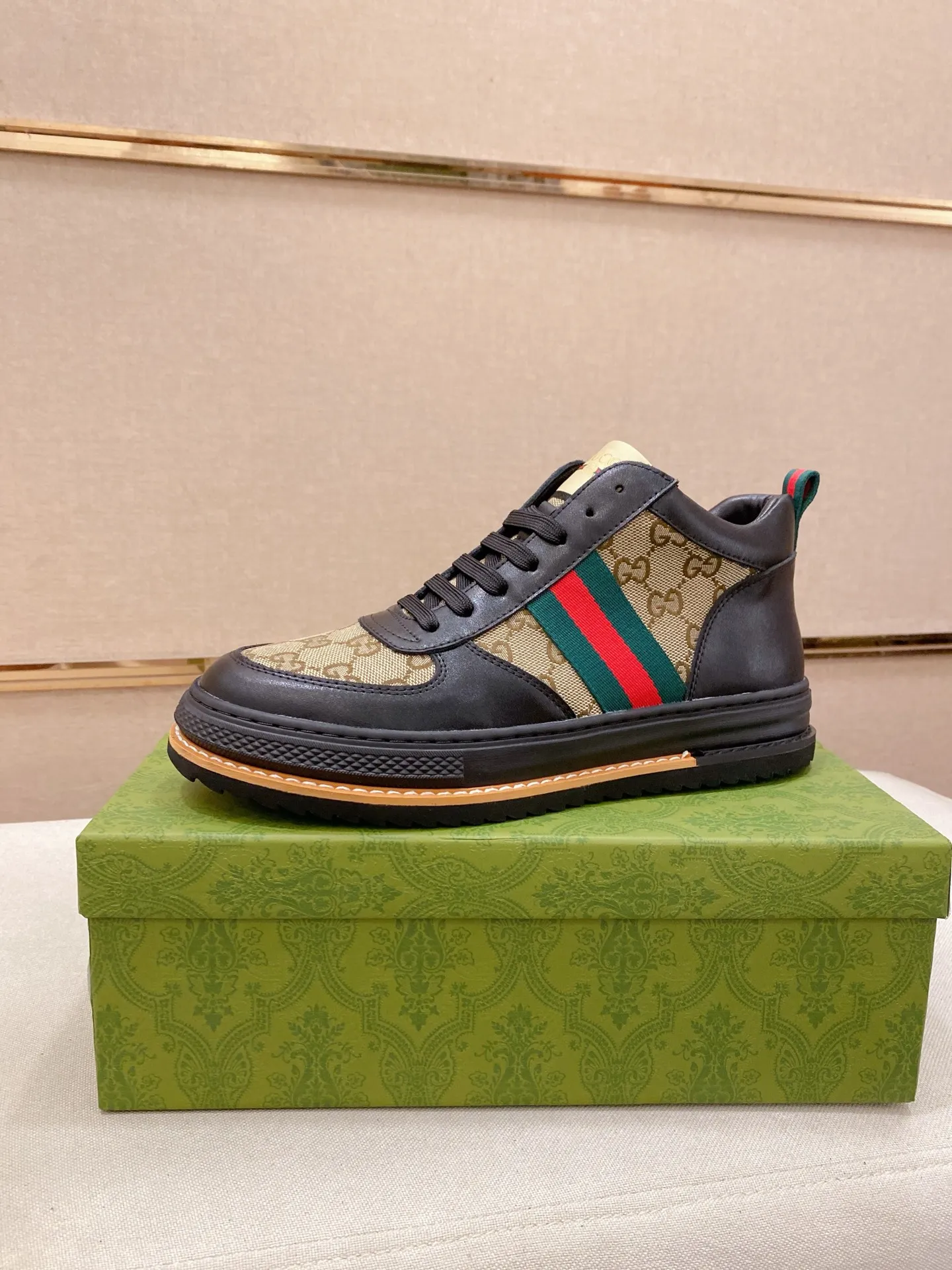 Men's shoes 💰 440 💰 High-quality new high-top GUCCI counters are on the market at the same time. The new men's shoes, 😘fabrics are selected imported cowhide, lining: sheepskin lining. 👍🏿 High-end ☄️ air-cushion molded anti-slip rubber outsole, exquisite lines, simple and elegant, comfortable and high-end for leisure travel. Code number: 38 to 44 (45 can be customized and cannot be returned or exchanged)